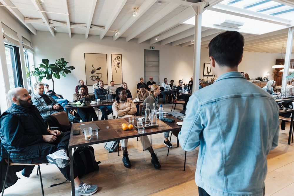 Taller con un grupo de participantes en un espacio de trabajo