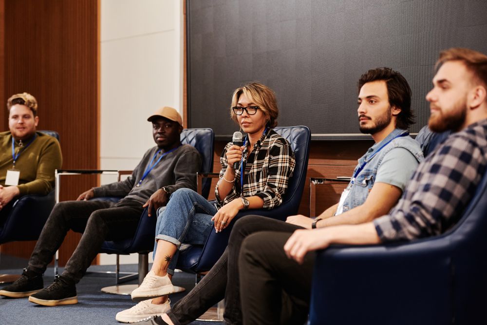 Panel de conversación con participantes durante un evento